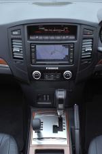 Mitsubishi Shogun Black 2012 года (UK)